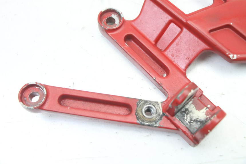 photo de PLATINE CALE PIED AVANT GAUCHE YAMAHA TZR 50 (2008 - 2016) - Détail de la pièce