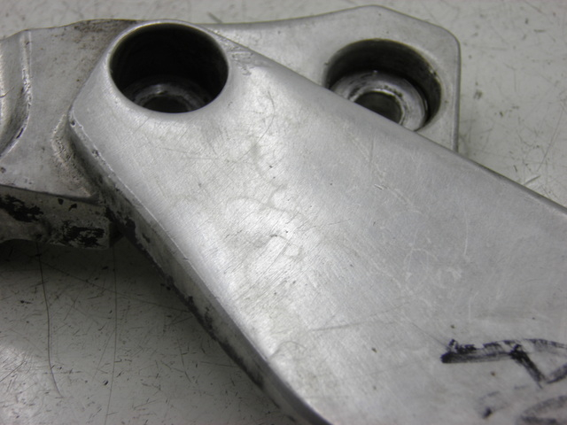 photo de PLATINE CALE PIED AVANT GAUCHE YAMAHA XJR 1300 (1998 - 2002) - Zoom état d’usage