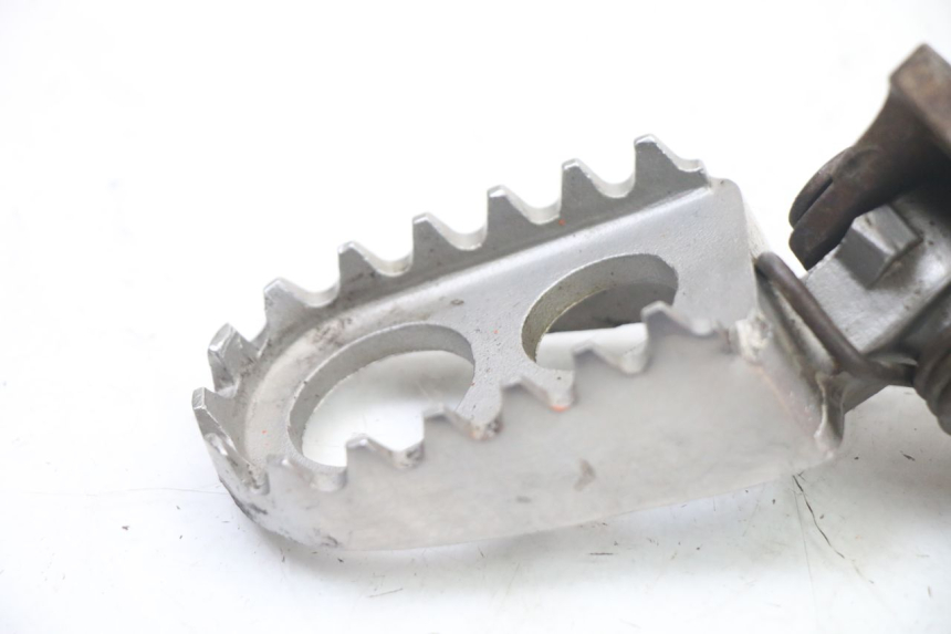 photo de PLATINE CALE PIED AVANT GAUCHE YAMAHA YZ 125 (2006 - 2016) - Détail de la pièce