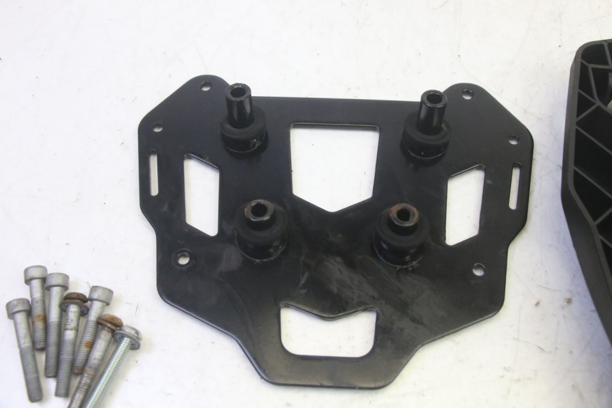 photo de PLATINE TOP CASE PIAGGIO MP3 HPE 350 (2018 - 2020) - Points de fixation