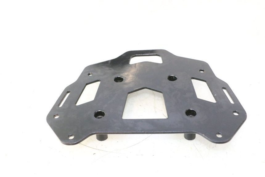 photo de PLATINE TOP CASE PIAGGIO MP3 500 (2016 - 2018) - Vue rapprochée
