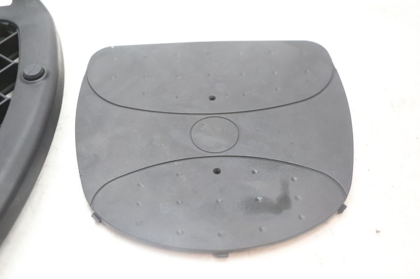 photo de PLATINE TOP CASE PEUGEOT SATELIS 125 (2013 - 2018) - Zoom état d’usage
