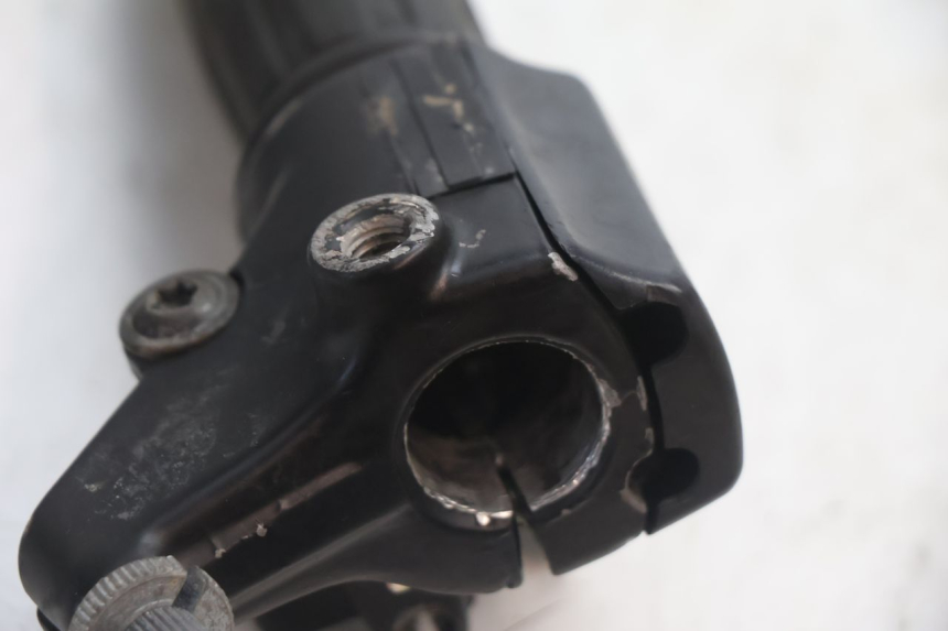 photo de POIGNEE ACCELERATEUR PEUGEOT 103 SPX CLIP 50 (1989 - 1992) - Gros plan technique