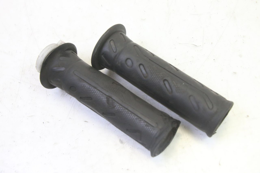 photo de POIGNEE ACCELERATEUR KYMCO AGILITY NAKED RENOUVO 2T 50 (2011 - 2018) - Détail de la pièce