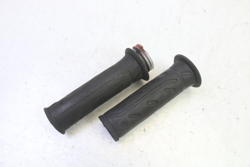 photo de POIGNEE ACCELERATEUR KYMCO AGILITY NAKED RENOUVO 2T 50 (2011 - 2018) - Gros plan technique