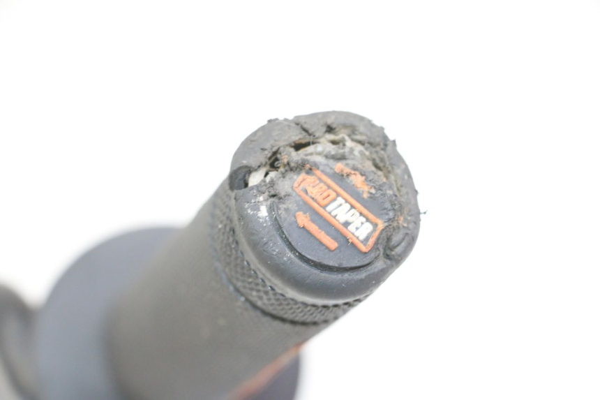 photo de POIGNEE ACCELERATEUR APOLLO RFZ 125 - Gros plan technique