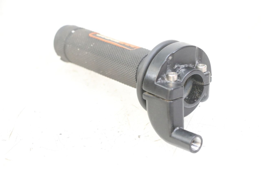 photo de POIGNEE ACCELERATEUR APOLLO RFZ 125 - Points de fixation