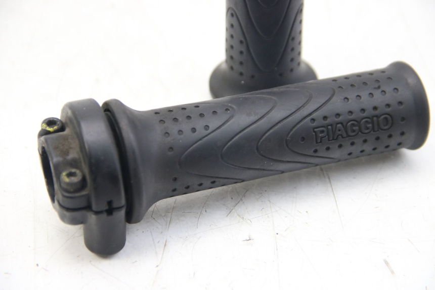 photo de POIGNEE ACCELERATEUR PIAGGIO BEVERLY 125 (2010 - 2015) - Autre angle de vue