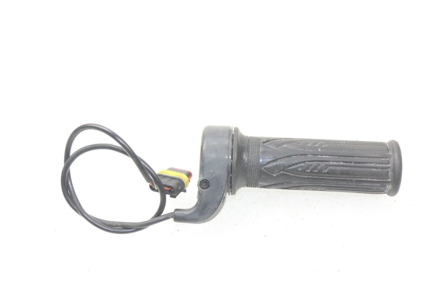 photo de POIGNEE ACCELERATEUR ERIDER CARGO 1 (2009 - 2018) - Zoom état d’usage