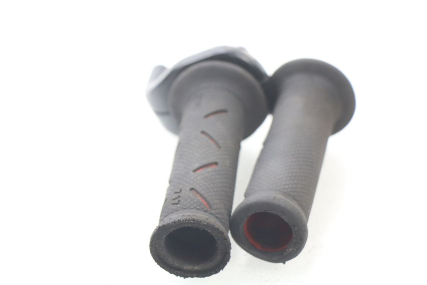 photo de POIGNEE ACCELERATEUR HONDA CRF CR-F 450 (2001 - 2005) - Gros plan technique