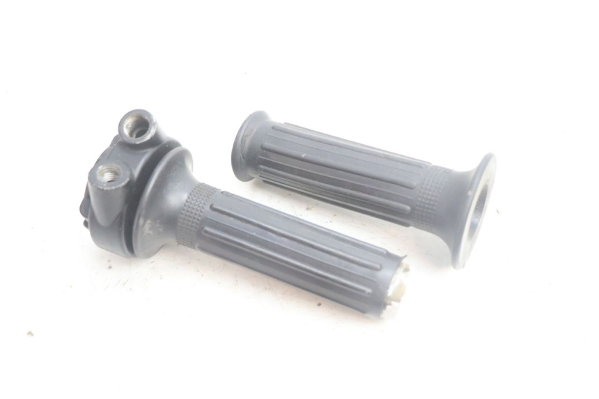 photo de POIGNEE ACCELERATEUR SUZUKI DR S 600 (1985 - 1989) - Points de fixation