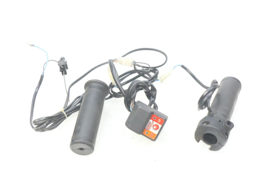 photo de POIGNEE ACCELERATEUR HONDA FES PANTHEON 2T 125 (1998 - 2002) - Vue principale