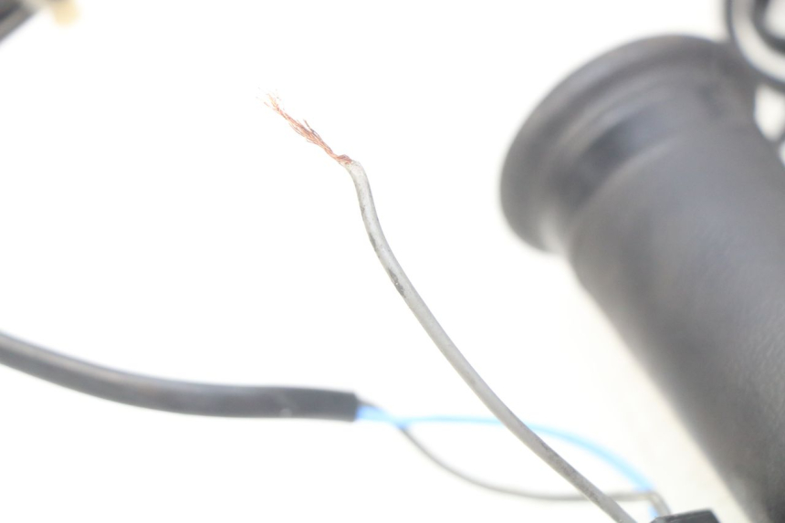 photo de POIGNEE ACCELERATEUR HONDA FES PANTHEON 2T 125 (1998 - 2002) - Gros plan technique