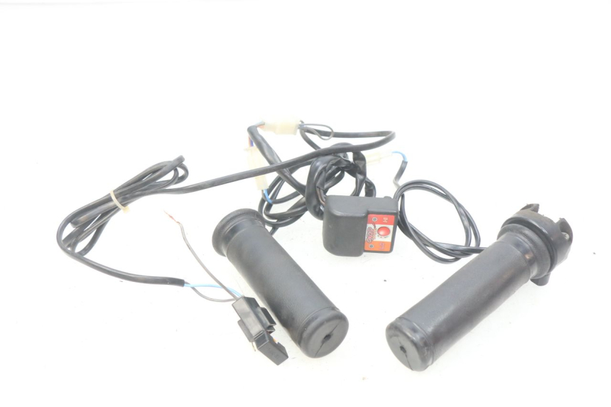 photo de POIGNEE ACCELERATEUR HONDA FES PANTHEON 2T 125 (1998 - 2002) - Vue d’ensemble