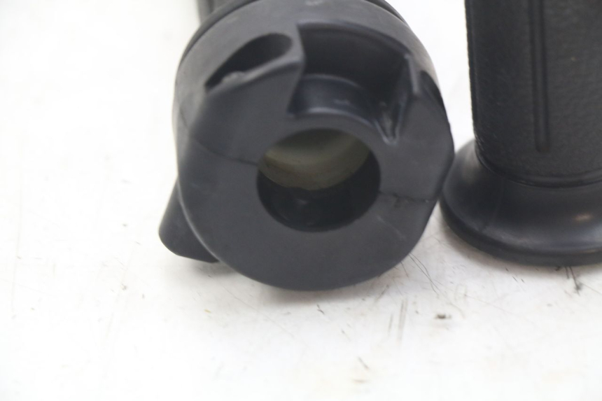 photo de POIGNEE ACCELERATEUR HONDA FES PANTHEON 2T 125 (1998 - 2002) - Zoom état d’usage
