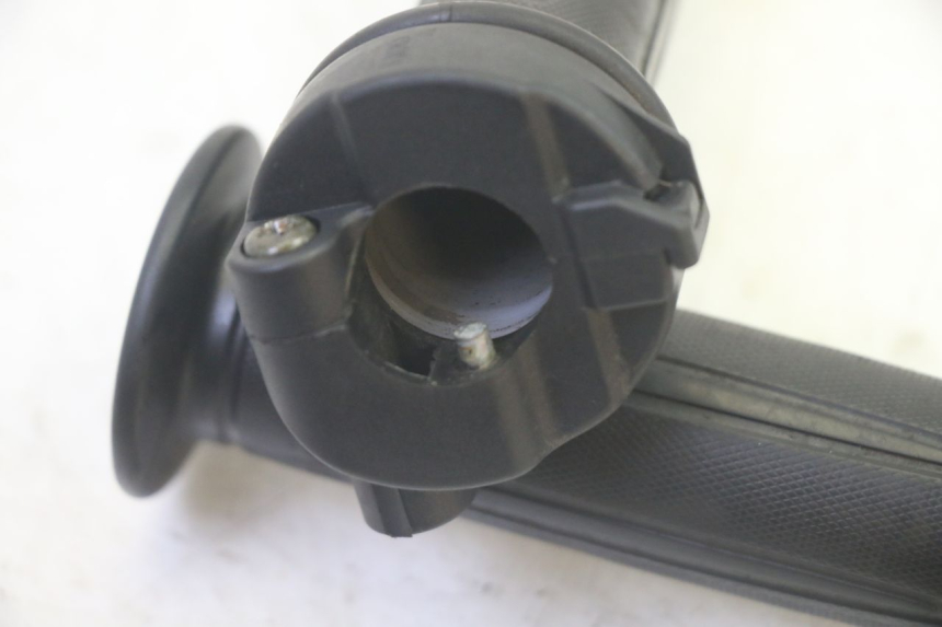 photo de POIGNEE ACCELERATEUR SYM FIDDLE 3 III 125 (2014 - 2020) - Zoom état d’usage