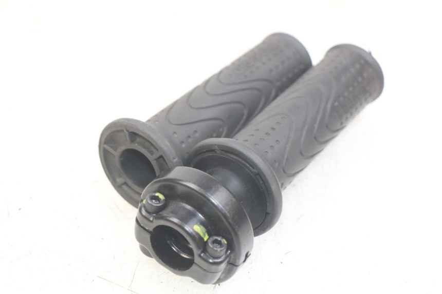 photo de POIGNEE ACCELERATEUR PIAGGIO FLY 4T 50 (2013 - 2017) - Autre angle de vue