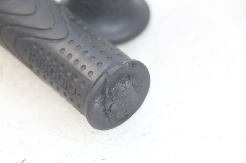 photo de POIGNEE ACCELERATEUR PIAGGIO FLY 4T 50 (2013 - 2017) - Gros plan technique