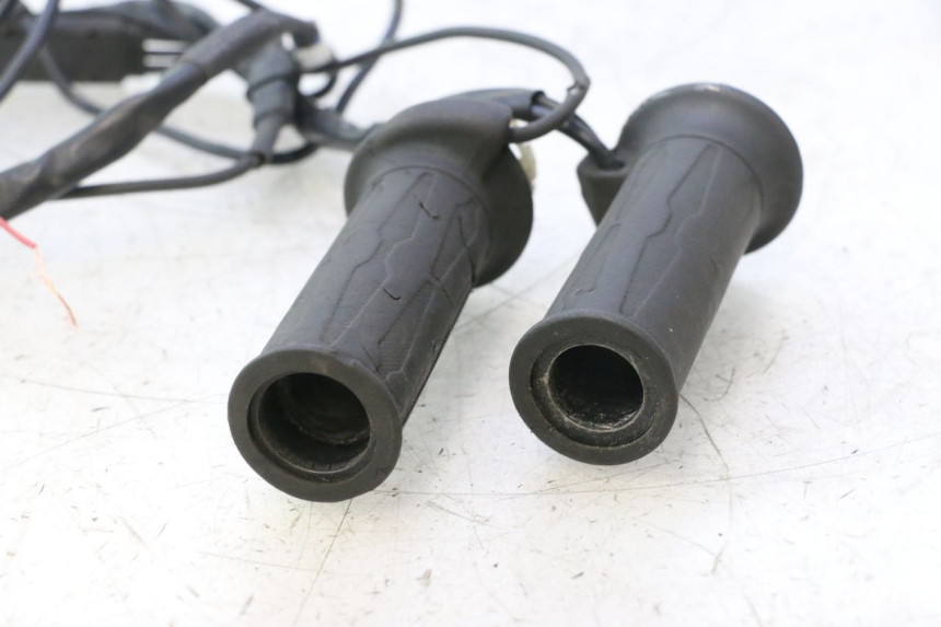 photo de POIGNEE ACCELERATEUR GILERA GP 800 (2007 - 2013) - État de surface