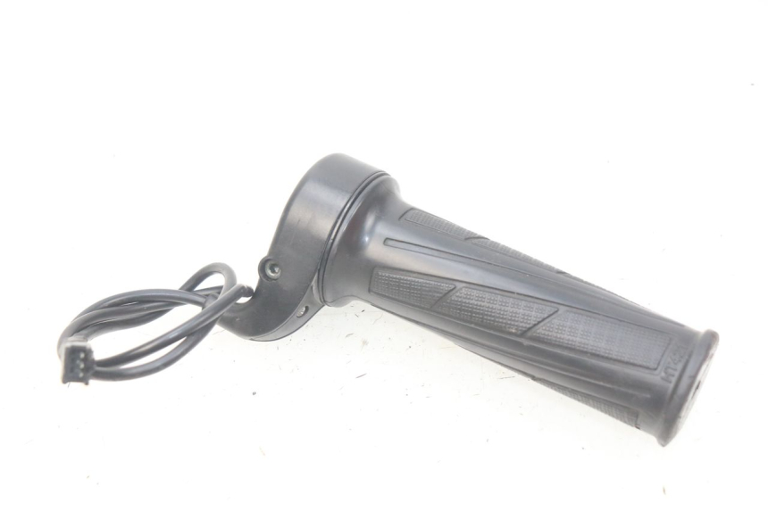 photo de POIGNEE ACCELERATEUR EUROCKA GREEN 1 - Autre angle de vue