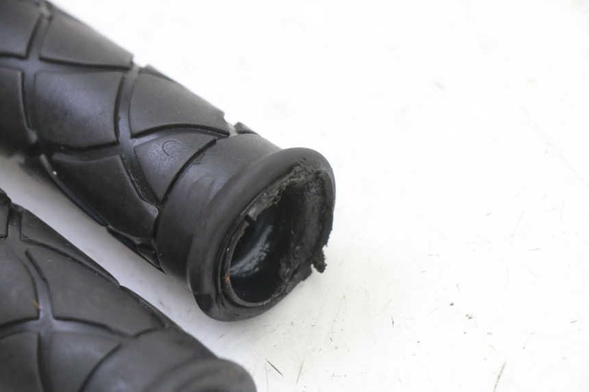 photo de POIGNEE ACCELERATEUR YAMAHA JOG R 50 (2004 - 2014) - Autre angle de vue