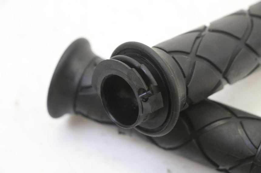 photo de POIGNEE ACCELERATEUR YAMAHA JOG R 50 (2004 - 2014) - Gros plan technique