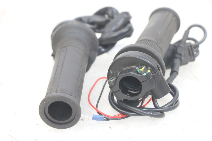 photo de POIGNEE ACCELERATEUR PIAGGIO MEDLEY 125 (2016 - 2023) - Détail de la pièce