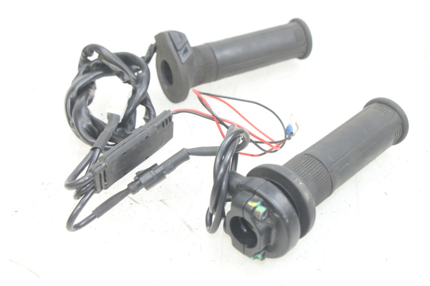 photo de POIGNEE ACCELERATEUR PIAGGIO MEDLEY 125 (2016 - 2023) - Gros plan technique