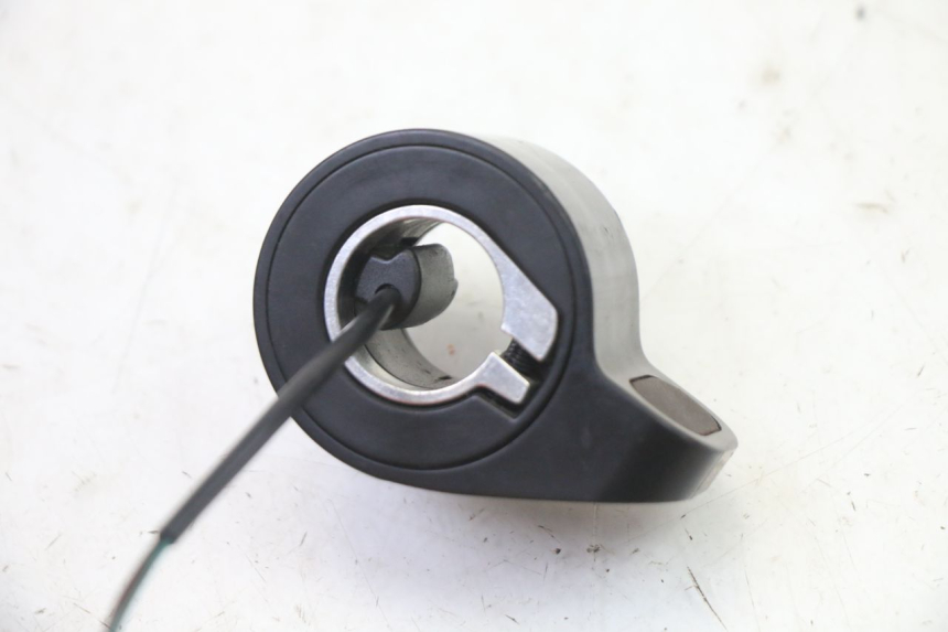 photo de POIGNEE ACCELERATEUR XIAOMI MI PRO 2 1 - Autre angle de vue