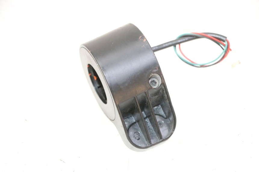 photo de POIGNEE ACCELERATEUR XIAOMI MI PRO 2 1 - Gros plan technique