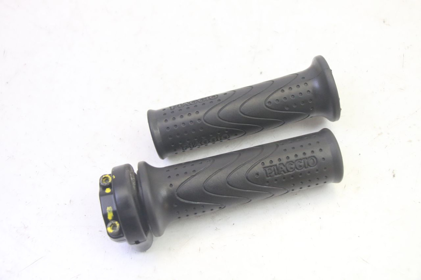 photo de POIGNEE ACCELERATEUR PIAGGIO MP3 HPE 350 (2018 - 2020) - Vue principale