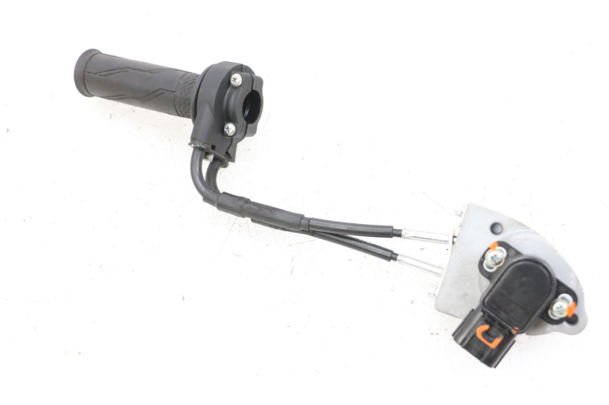 photo de POIGNEE ACCELERATEUR YAMAHA NEO'S CORE 1 (2022 - 2026) - Détail de la pièce