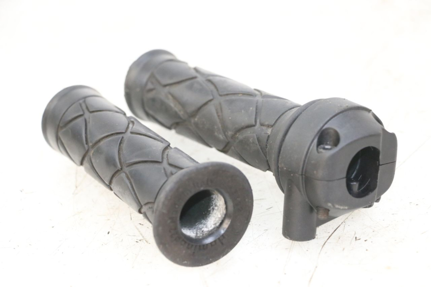 photo de POIGNEE ACCELERATEUR YAMAHA NEOS NEO'S 4T 50 (2008 - 2016) - Autre angle de vue