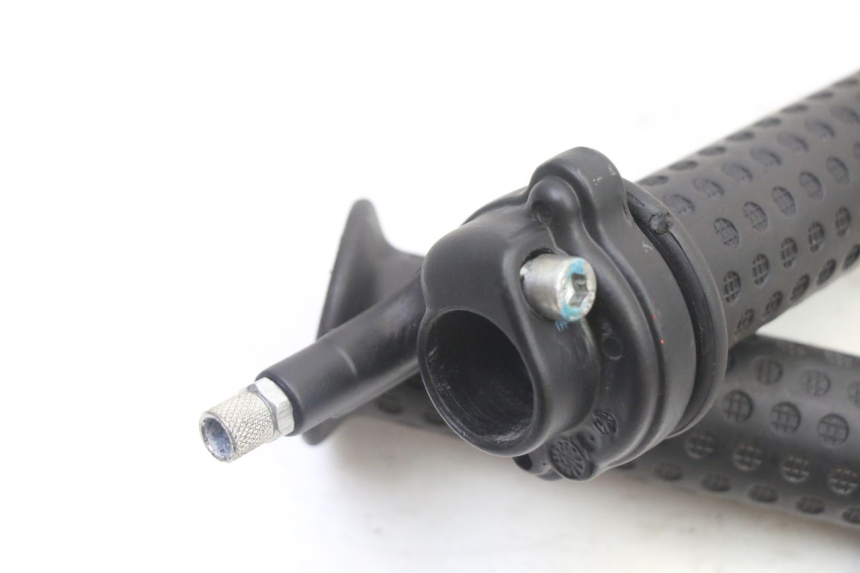 photo de POIGNEE ACCELERATEUR PIAGGIO NRG POWER PUREJET 50 (2018 - 2021) - Zoom état d’usage