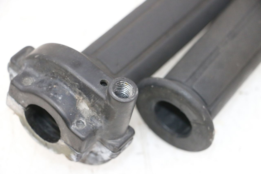 photo de POIGNEE ACCELERATEUR HONDA NSR R 125 (1994 - 2003) - Zoom état d’usage