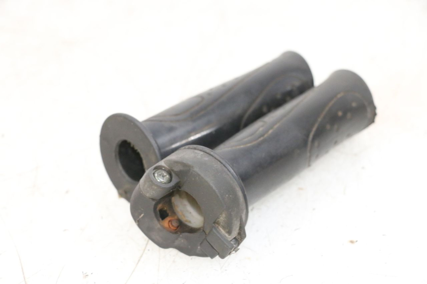 photo de POIGNEE ACCELERATEUR SYM ORBIT 2 4T 50 (2008 - 2017) - Autre angle de vue