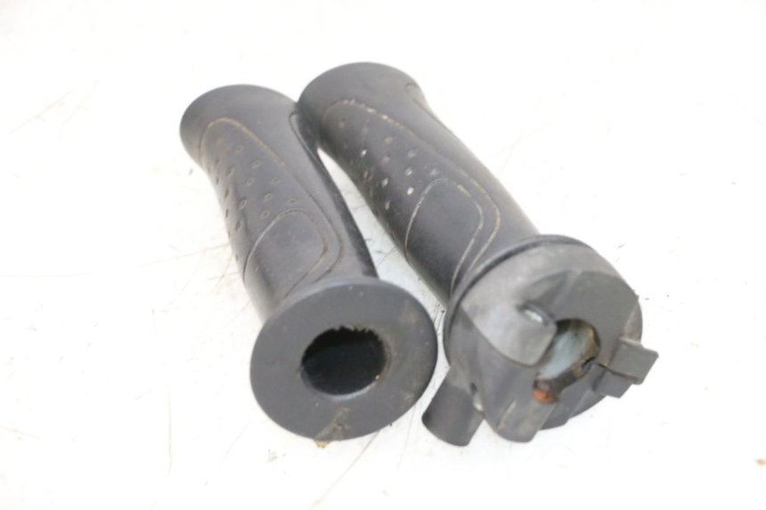 photo de POIGNEE ACCELERATEUR SYM ORBIT 2 4T 50 (2008 - 2017) - Gros plan technique