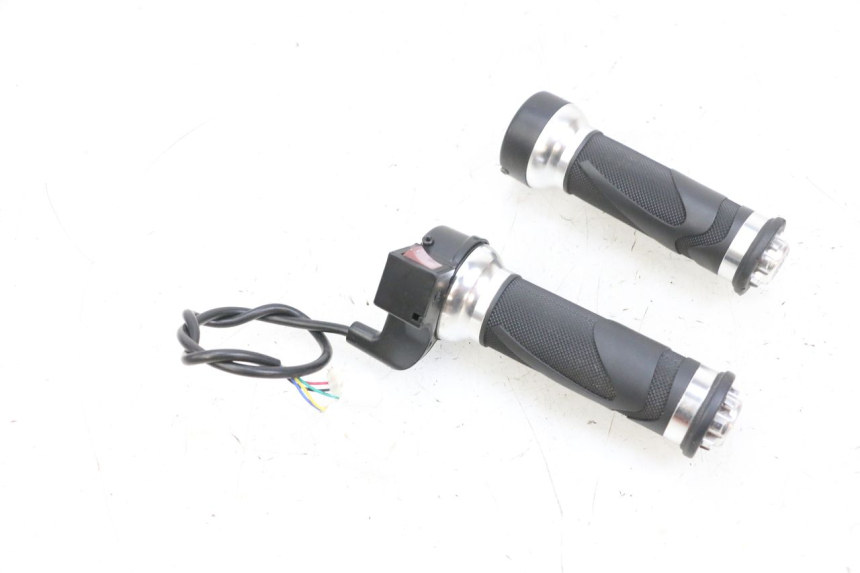 photo de POIGNEE ACCELERATEUR EFUN PUSA 1 - Gros plan technique