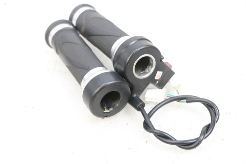 photo de POIGNEE ACCELERATEUR EFUN PUSA 1 - Vue d’ensemble