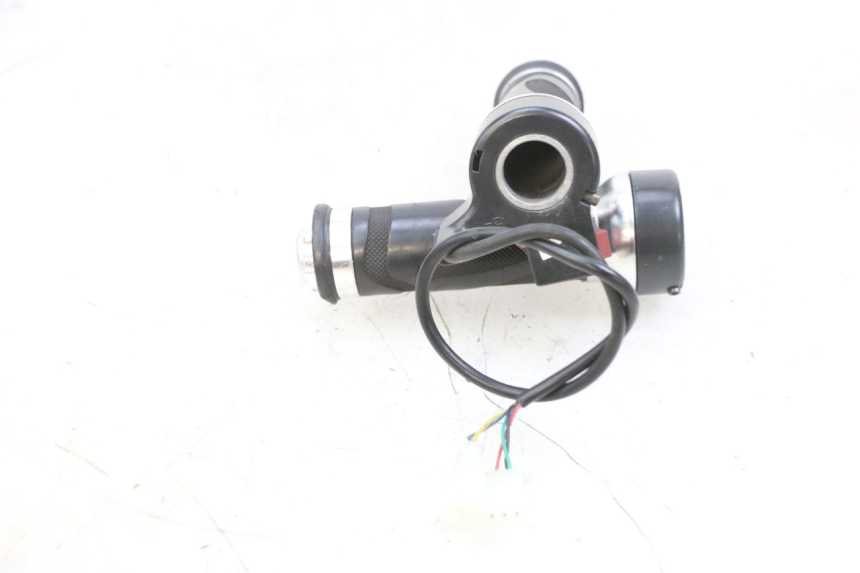 photo de POIGNEE ACCELERATEUR EFUN PUSA 1 - Gros plan technique