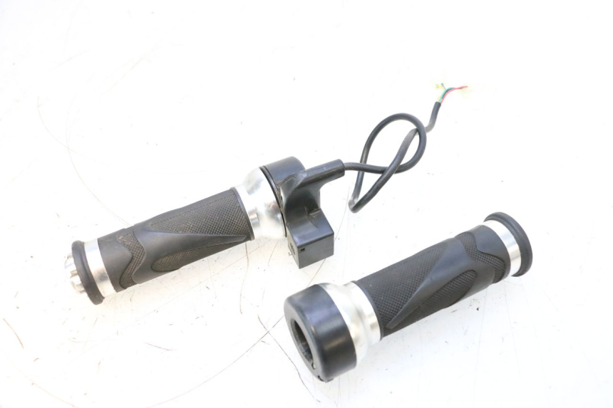 photo de POIGNEE ACCELERATEUR EFUN PUSA 1 - Gros plan technique