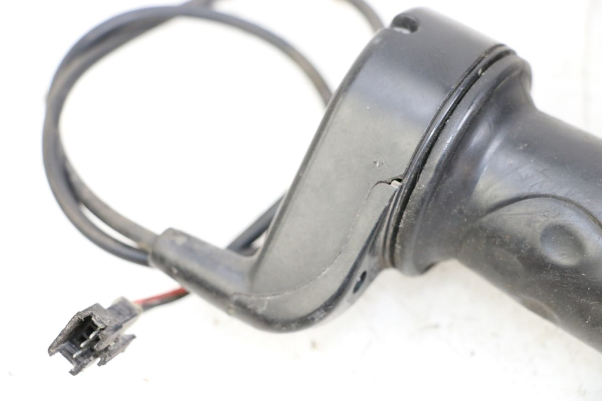 photo de POIGNEE ACCELERATEUR DOLPHIN PYGMY 1 (2020 - 2024) - Gros plan technique