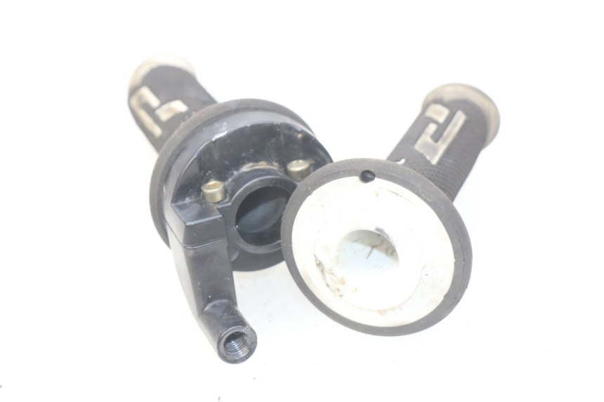 photo de POIGNEE ACCELERATEUR APOLLO RFZ 125 - Zoom état d’usage