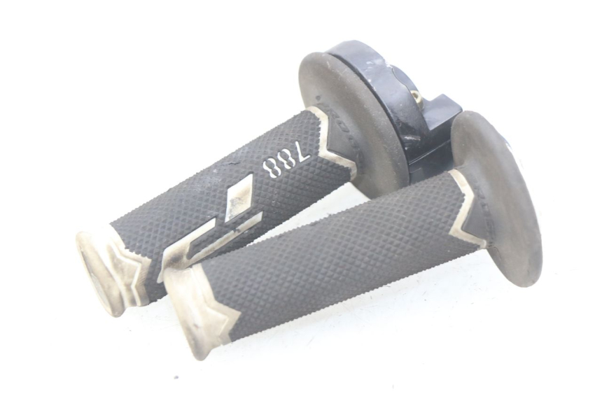 photo de POIGNEE ACCELERATEUR APOLLO RFZ 125 - Gros plan technique