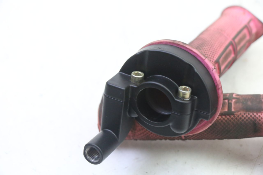 photo de POIGNEE ACCELERATEUR APOLLO RFZ 150 - Gros plan technique