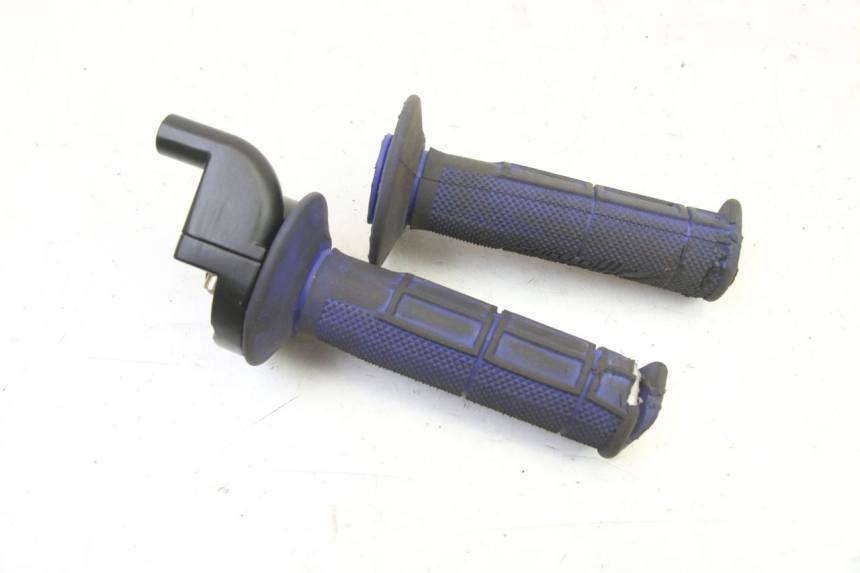 photo de POIGNEE ACCELERATEUR APOLLO RFZ 125 - Autre angle de vue