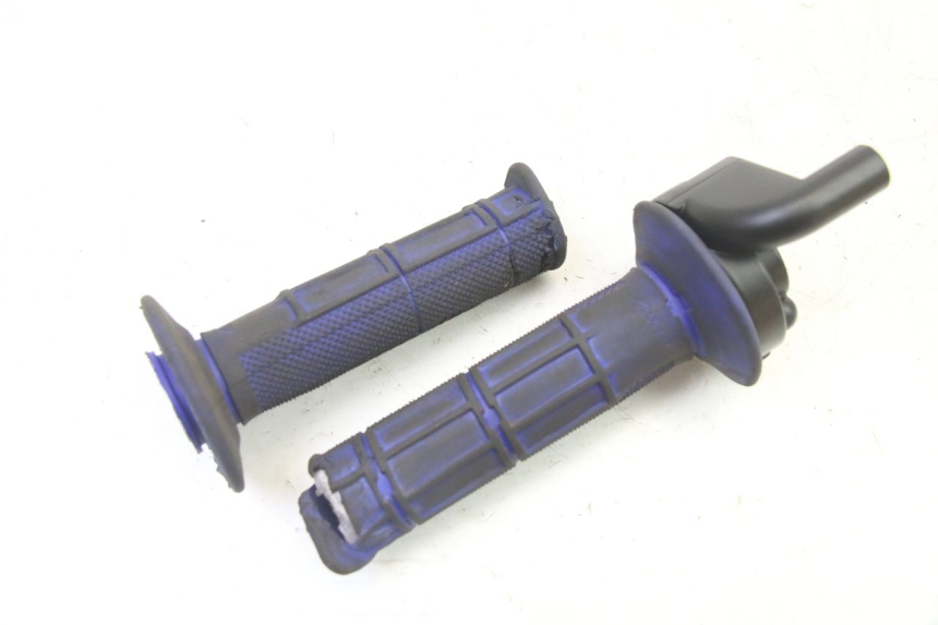 photo de POIGNEE ACCELERATEUR APOLLO RFZ 125 - Points de fixation