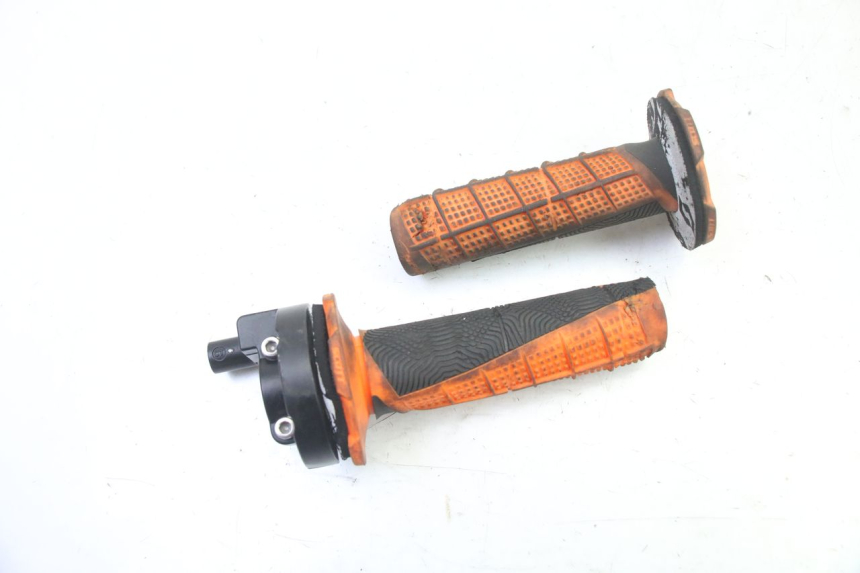 photo de POIGNEE ACCELERATEUR APOLLO RFZ 125 - Vue principale