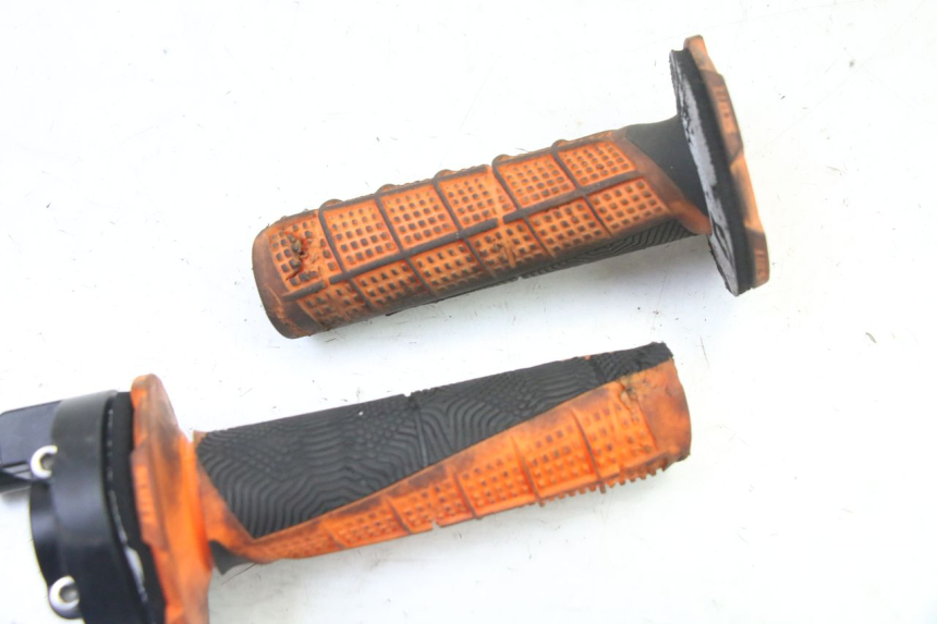 photo de POIGNEE ACCELERATEUR APOLLO RFZ 125 - Détail de la pièce