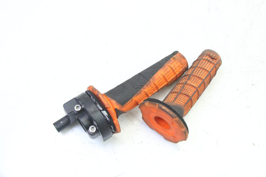 photo de POIGNEE ACCELERATEUR APOLLO RFZ 125 - Zoom état d’usage